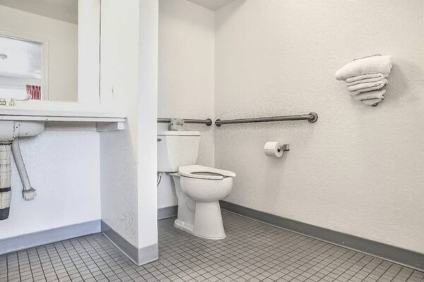Foto van 1 tweepersoonsbed (Queensize) | Koelkast - Vakantiehuis in Saint Joseph - Facilities