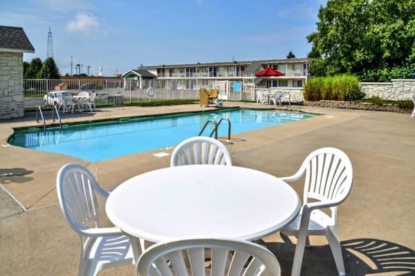 Foto van 1 tweepersoonsbed (Queensize) | Koelkast - Vakantiehuis in Saint Joseph - Pool