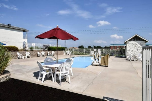Foto van 1 tweepersoonsbed (Queensize) | Koelkast - Vakantiehuis in Saint Joseph - Pool