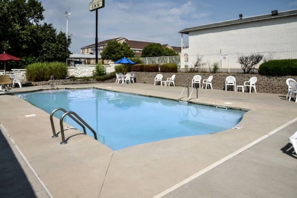 Foto van 1 tweepersoonsbed (Queensize) | Koelkast - Vakantiehuis in Saint Joseph - Pool
