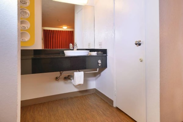 Foto van 1 tweepersoonsbed (Queensize) | Koelkast - Vakantiehuis in Saint Joseph - BedRoom