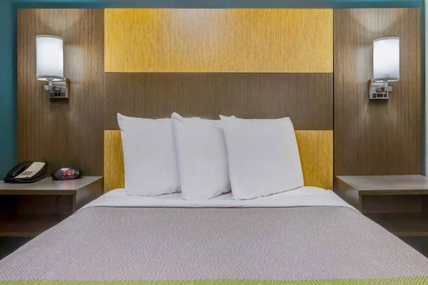 Foto van 1 kingsize bed | Rookvrij, Keuken - Vakantiehuis in Lenexa - BedRoom