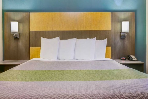 Foto van 1 kingsize bed | Rookvrij, Keuken - Vakantiehuis in Lenexa - BedRoom