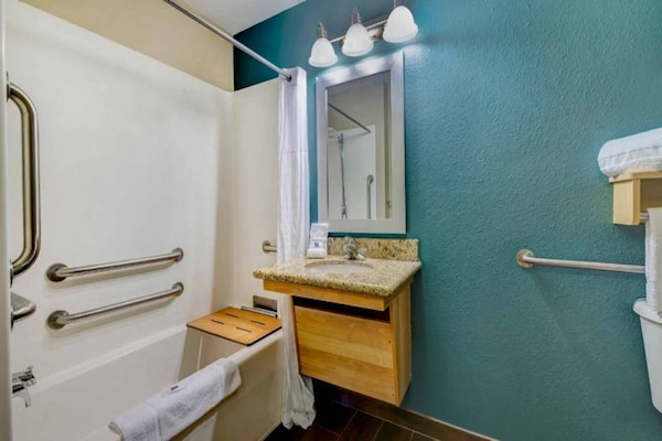 Foto van 1 kingsize bed | Rookvrij, Keuken - Vakantiehuis in Lenexa - BathRoom