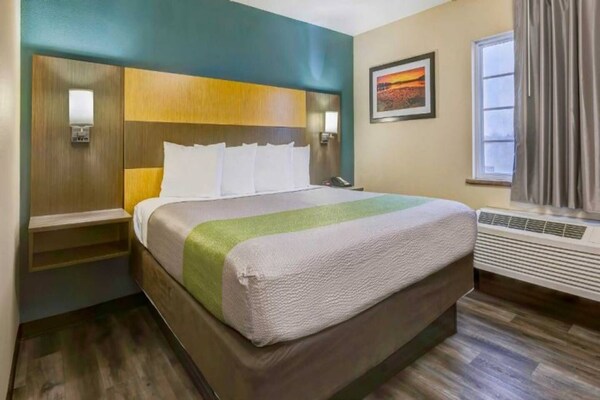 Foto van 1 kingsize bed | Rookvrij, Keuken - Vakantiehuis in Lenexa - BedRoom