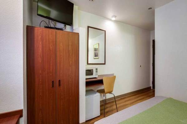 Foto van Queensize bed | Suite, Nsmk, magnetron, slaapbank - Vakantiehuis in Dixon - BedRoom