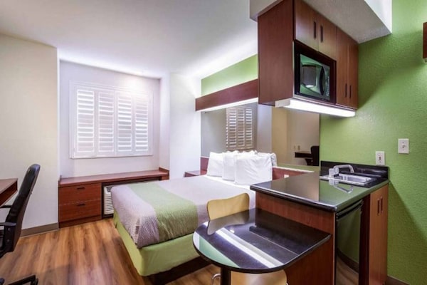 Foto van 1 tweepersoonsbed (Queensize) | Mobiliteit | Badkuip | NSMK | Micfridg - BedRoom