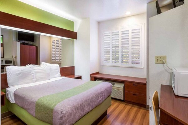 Foto van Queensize bed | Mobiliteit | Suite | NSMK | Slaapbank - BedRoom