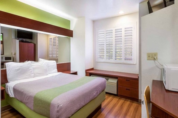 Foto van 1 tweepersoonsbed (queensize) | Niet-roken, koelkast (Micfridge) - BedRoom