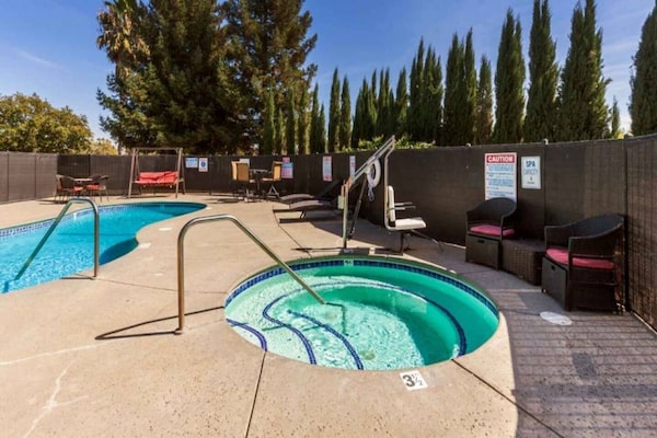 Foto van 1 tweepersoonsbed (queensize) | Niet-roken, koelkast (Micfridge) - Pool