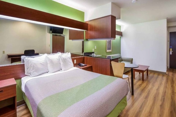 Foto van 1 tweepersoonsbed (queensize) | Niet-roken, koelkast (Micfridge) - BedRoom