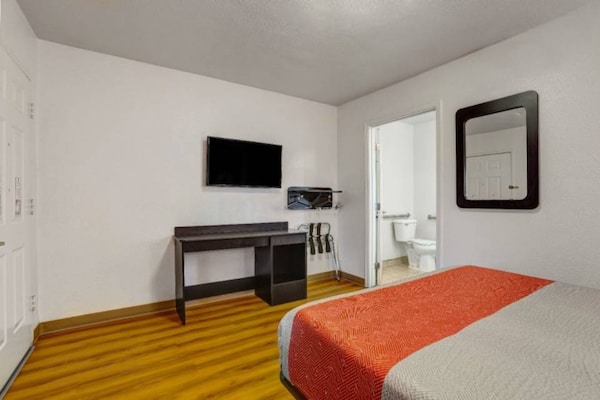 Foto van 1 tweepersoonsbed (queensize) | Roken toegestaan, koelkast (Mcfridge) - BedRoom