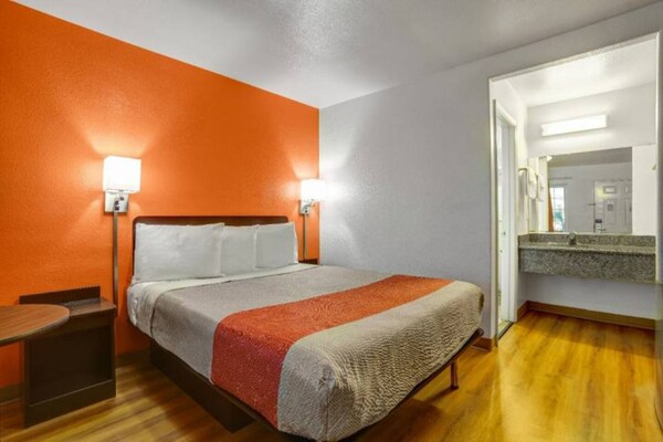 Foto van 1 tweepersoonsbed (queensize) | Roken toegestaan, koelkast (Mcfridge) - BedRoom
