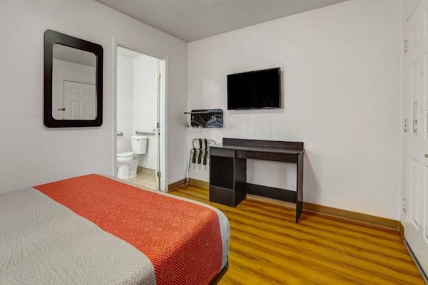 Foto van 1 tweepersoonsbed (queensize) | Roken toegestaan, koelkast (Mcfridge) - BedRoom
