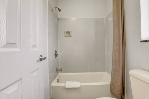 Foto van 1 Volledig Bed | Roken | Koelkast - Vakantiehuis in Marysville - BathRoom