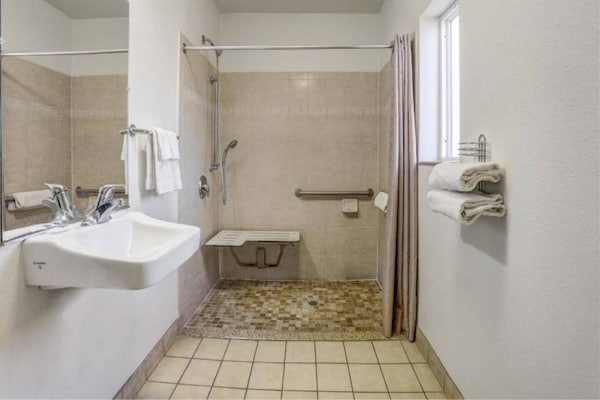 Foto van 1 Volledig Bed | Roken | Koelkast - Vakantiehuis in Marysville - BathRoom