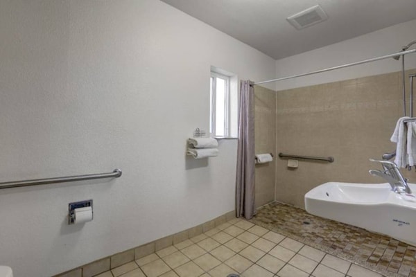 Foto van 1 Queensize Bed | Ns | Koelkast - Vakantiehuis in Marysville - BathRoom