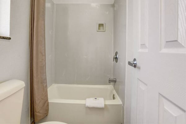 Foto van 1 Queensize Bed | Ns | Koelkast - Vakantiehuis in Marysville - BathRoom