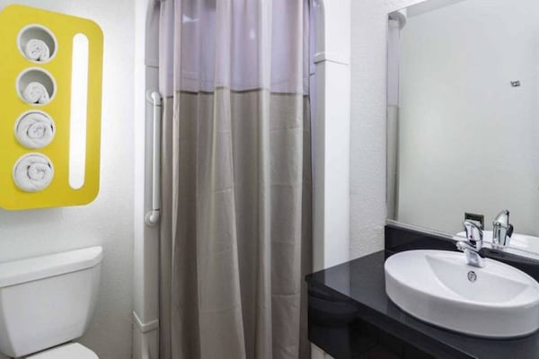 Foto van 1 tweepersoonsbed | Roken toegestaan | Oroville - Vakantiehuis in Oroville - BathRoom