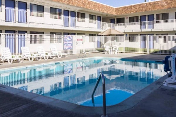 Foto van 1 tweepersoonsbed (queensize) | Roken toegestaan - Vakantiehuis in Oroville - Pool