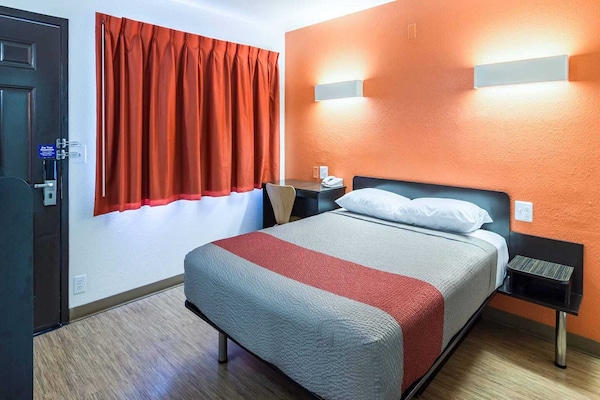 Foto van 1 tweepersoonsbed | Toegankelijk voor mensen met een mobiliteitsbeperking | Douche, Nsmk - BedRoom