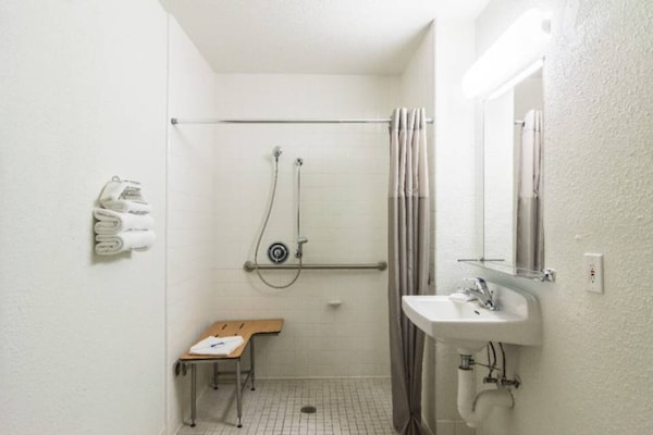 Foto van 1 tweepersoonsbed | Toegankelijk voor mensen met een mobiliteitsbeperking | Douche, Nsmk - BedRoom