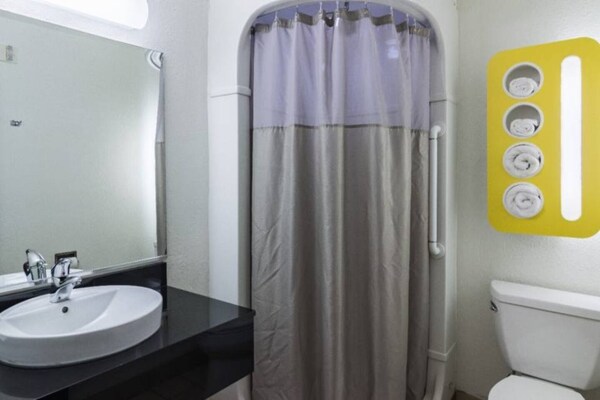 Foto van 1 tweepersoonsbed | Toegankelijk voor mensen met een mobiliteitsbeperking | Douche, Nsmk - BedRoom