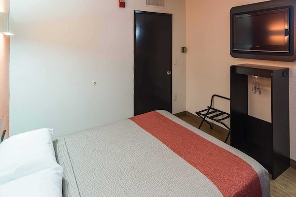 Foto van 1 tweepersoonsbed | Toegankelijk voor mensen met een mobiliteitsbeperking | Douche, Nsmk - BedRoom