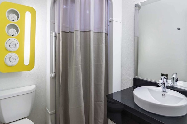 Foto van 1 tweepersoonsbed | Toegankelijk voor mensen met een mobiliteitsbeperking | Douche, Nsmk - BathRoom