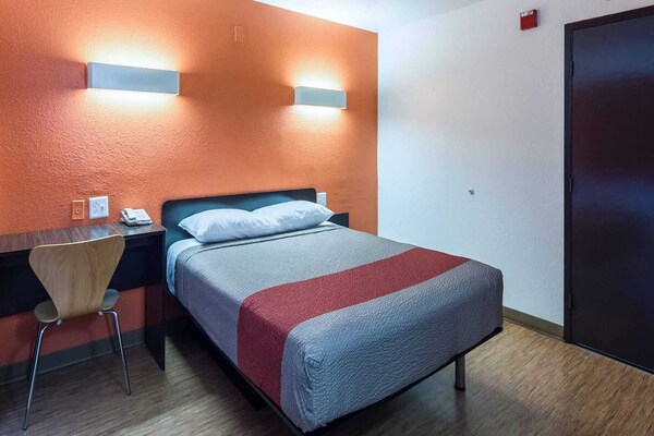 Foto van 1 tweepersoonsbed | Rolstoeltoegankelijke douche / Roken toegestaan - BedRoom