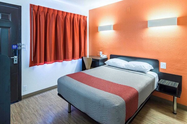 Foto van 1 tweepersoonsbed | Rolstoeltoegankelijke douche / Roken toegestaan - BedRoom