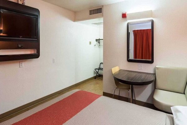Foto van 1 tweepersoonsbed | Rolstoeltoegankelijke douche / Roken toegestaan - BedRoom