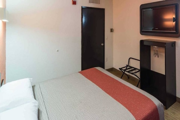 Foto van 1 tweepersoonsbed | Rolstoeltoegankelijke douche / Roken toegestaan - BedRoom