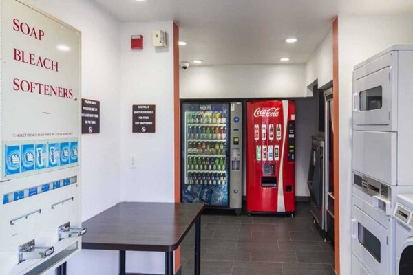 Foto van 1 tweepersoonsbed | Rolstoeltoegankelijke douche / Roken toegestaan - FloorPlan
