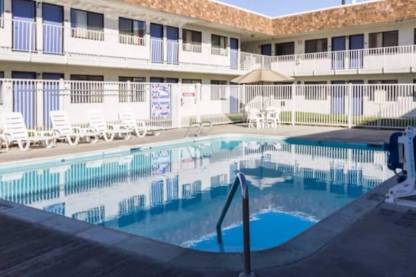 Foto van 1 tweepersoonsbed (queensize) | Rookvrij - Vakantiehuis in Oroville - Pool
