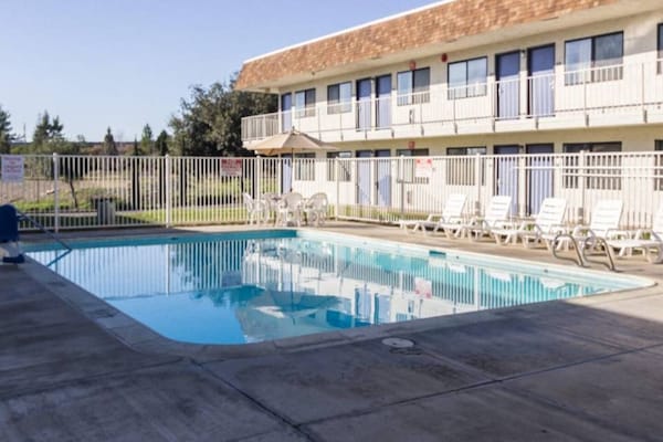 Foto van 1 tweepersoonsbed (queensize) | Rookvrij - Vakantiehuis in Oroville - Pool