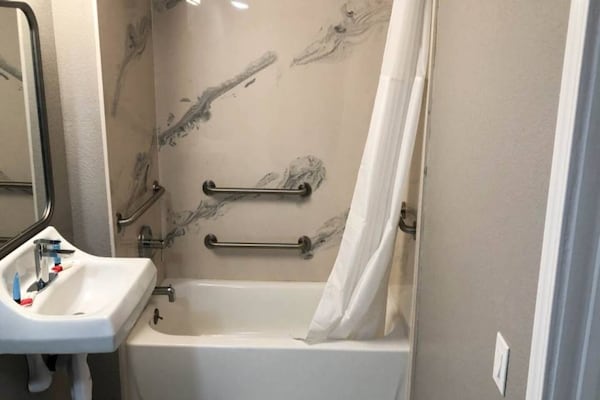 Foto van 1 kingsize bed - 1 queensize bed | Rookvrij - Vakantiehuis in Sacramento CA - BathRoom