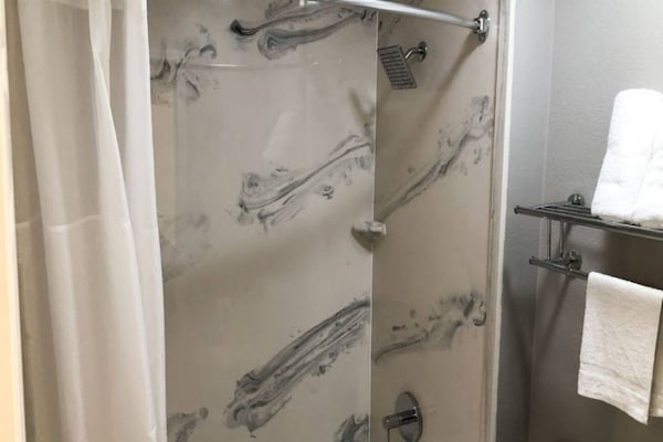 Foto van 1 kingsize bed | Rookvrij - Vakantiehuis in Sacramento CA - BathRoom