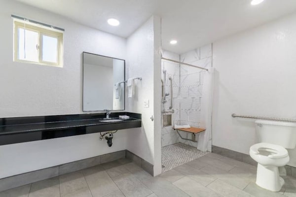 Foto van 1 kingsize bed | Rookvrij - Vakantiehuis in Willows - BathRoom