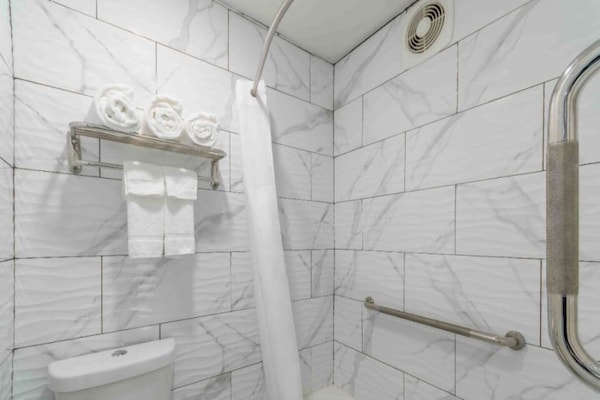 Foto van 1 kingsize bed | Rookvrij - Vakantiehuis in Willows - BathRoom