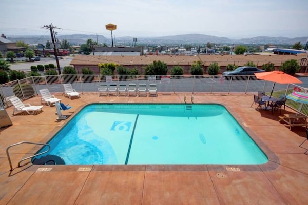 Foto van 1 tweepersoonsbed (queensize) | Rookvrij - Vakantiehuis in St George UT - Pool