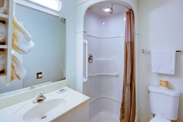 Foto van 1 tweepersoonsbed (Queensize) | Nsmk, Micfridge - Vakantiehuis in St George UT - BathRoom