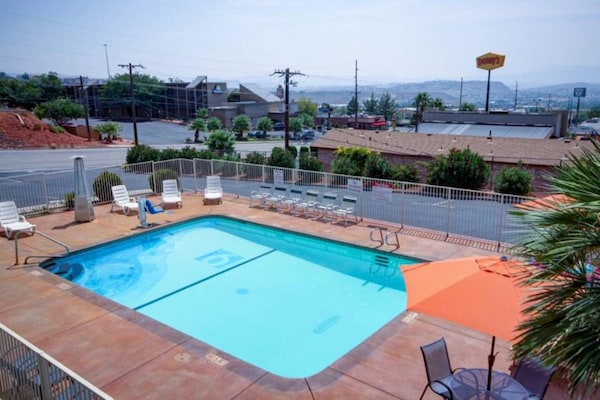 Foto van 1 tweepersoonsbed (Queensize) | Nsmk, Micfridge - Vakantiehuis in St George UT - Pool