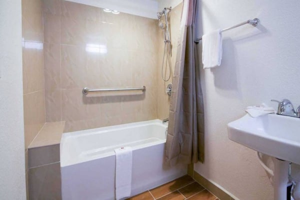 Foto van 1 kingsize bed | Roken toegestaan - Vakantiehuis in Bremerton - BathRoom
