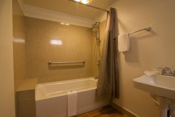 Foto van 1 kingsize bed | Niet roken - Vakantiehuis in Bremerton - Facilities