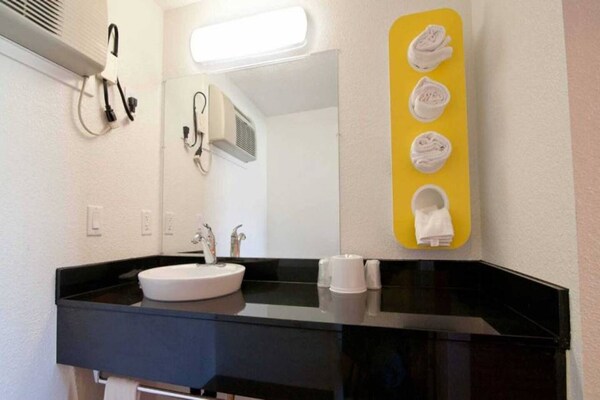 Foto van 1 kingsize bed | Niet roken - Vakantiehuis in Bremerton - BathRoom
