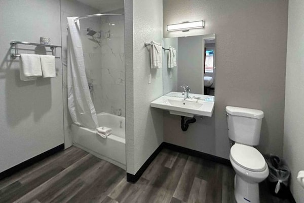 Foto van 1 tweepersoonsbed (queensize) | NS | Keuken - Vakantiehuis in Tacoma - BathRoom