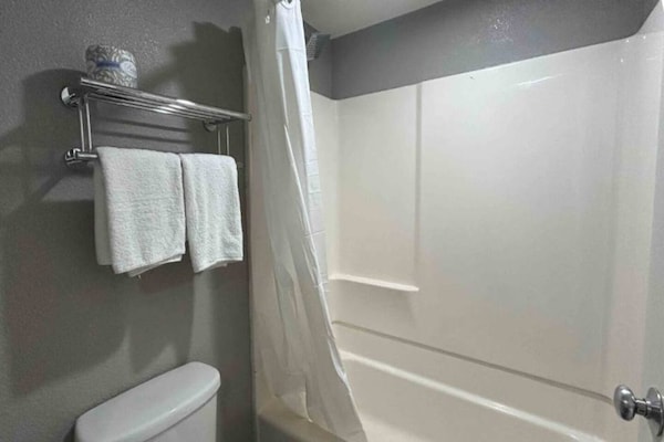 Foto van 1 tweepersoonsbed (queensize) | NS | Keuken - Vakantiehuis in Tacoma - BathRoom