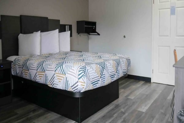 Foto van 1 Queensize Bed | Mobil Access Tub | Ns Keuken - Vakantiehuis in Tacoma - BedRoom