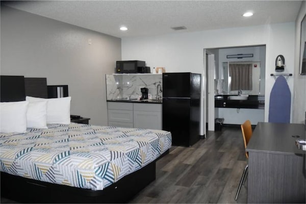 Foto van 1 Queensize Bed | Mobil Access Tub | Ns Keuken - Vakantiehuis in Tacoma - BedRoom